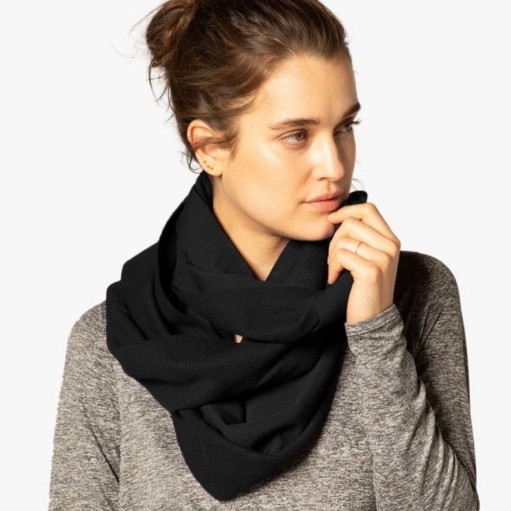 Beyond Yoga Infinity Wrap Scarf One Size Black Cozy Comfort Butter Soft Winter